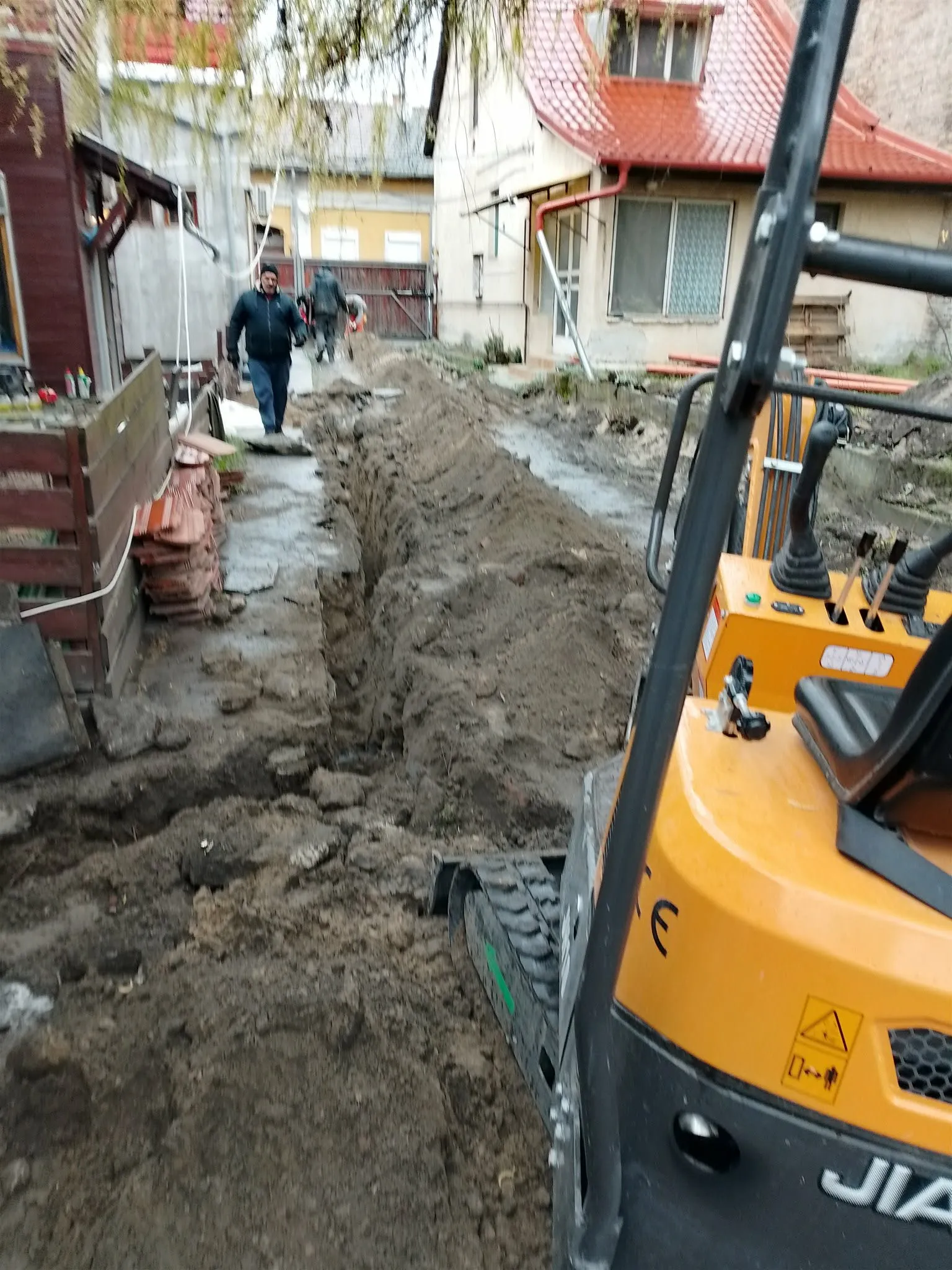 Földkábel árok kiásása minikotróval, kábelfektetés