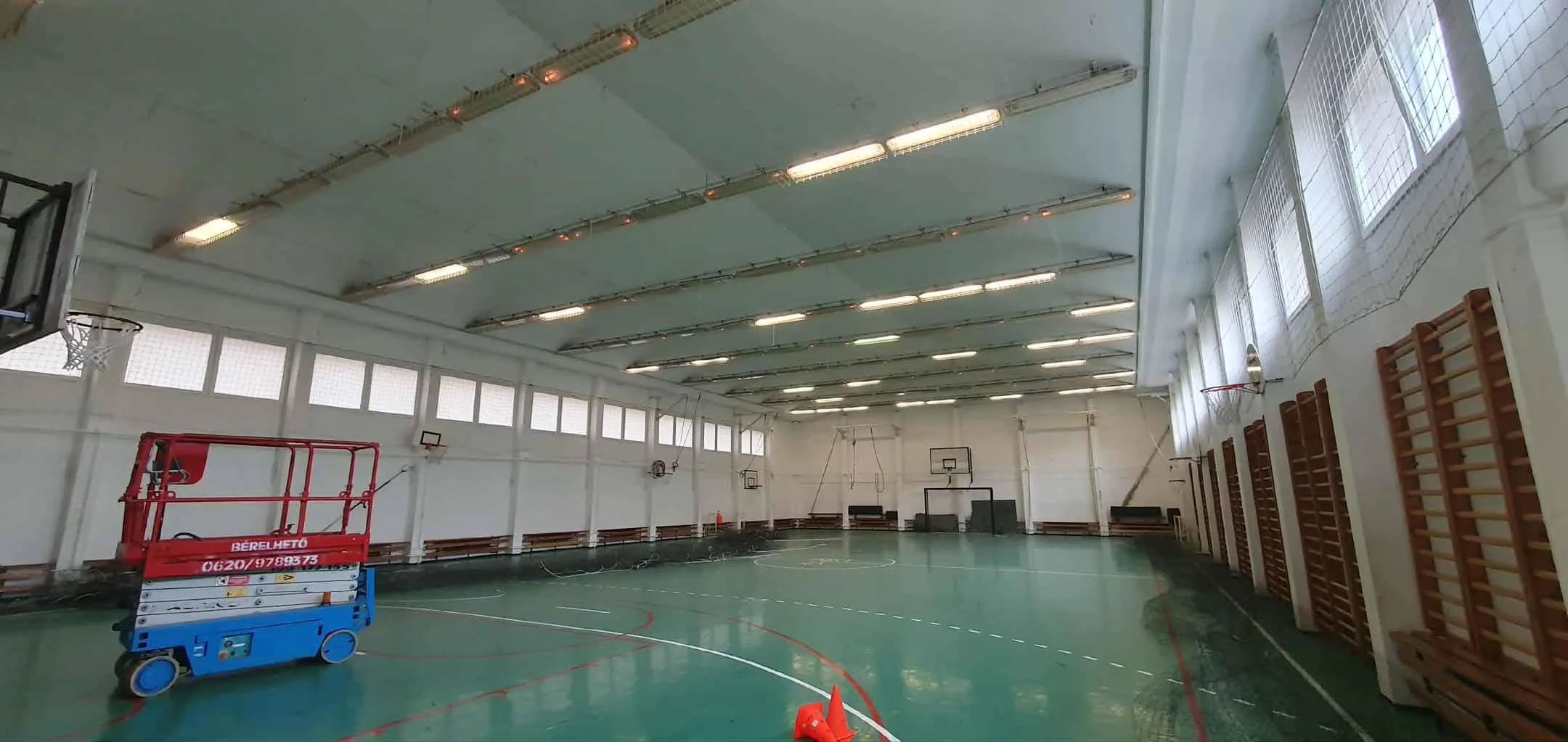 Energiatakarékos LED ipari világítás kiépítése tornateremben