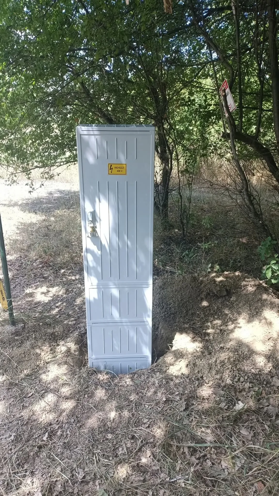 Kültéri elosztószekrény telepítése telekhatáron