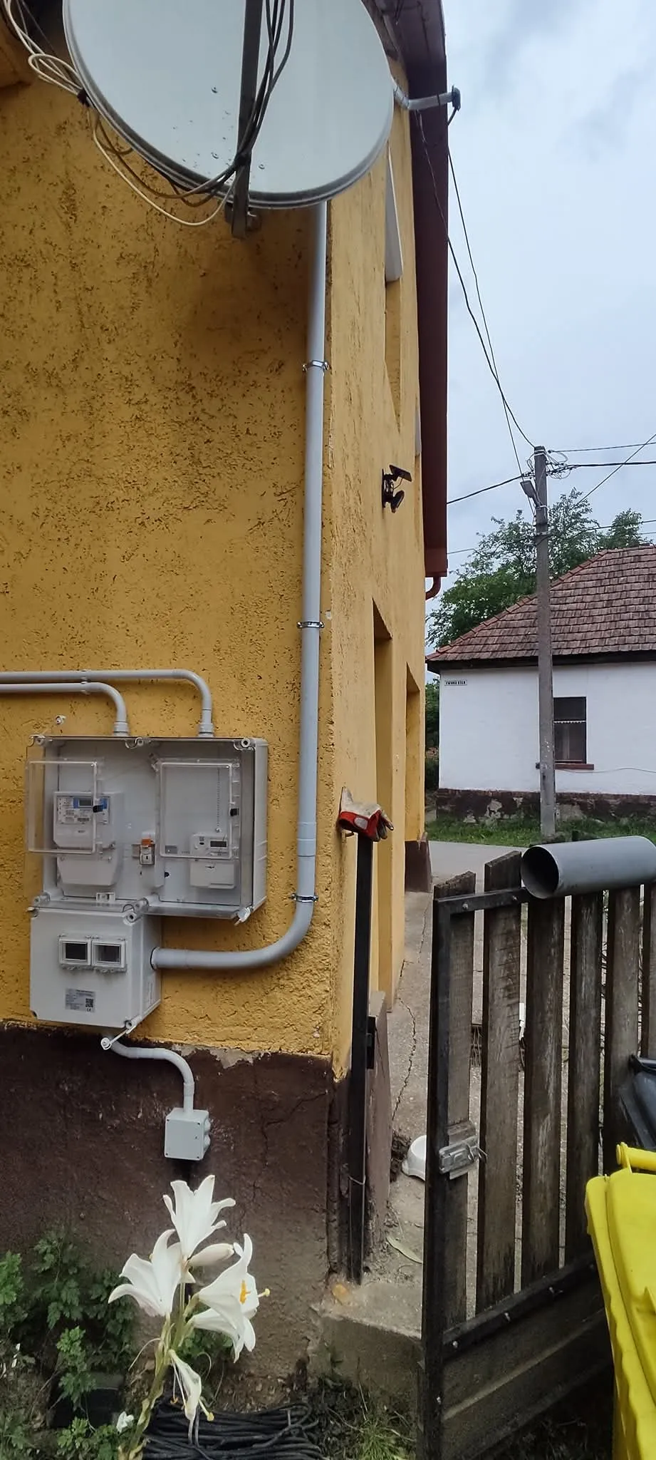 Fogyasztásmérő szekrény és kültéri bekötés családi ház falán